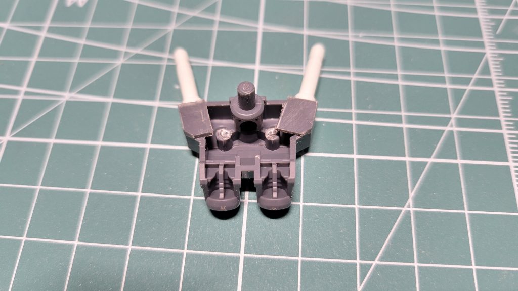 バックパックはランナーの切れ端でサーベルラックを蓋したのとパワアムのパーツを接着してストライクの接続穴で脱着できるようにしています。ここまでご覧いただきありがとうございます!塗装時に事故があったりつや消しでパーツが白化したり反省点は多々ありますがひとまずは形になって良かったです。よければ他作品も見てもらえると嬉しいです!