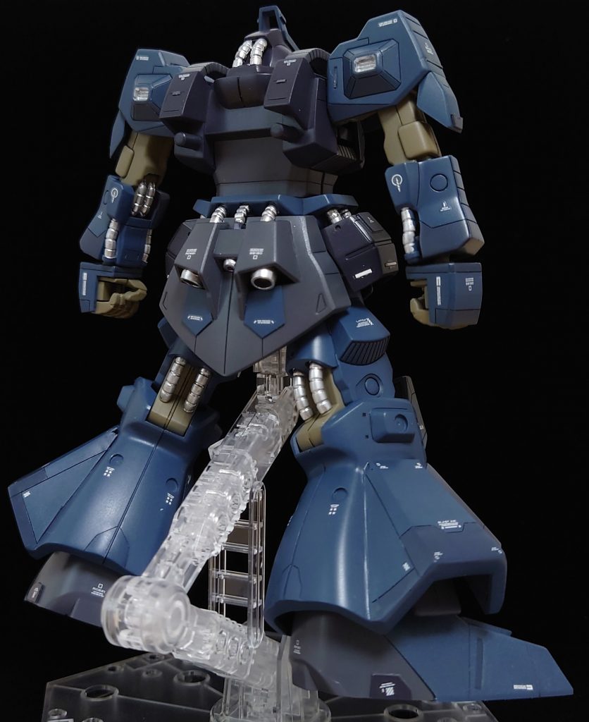 武装解除状態でのフロントショット＋バックショット。胸部と脚部にプラ板を貼って厚みを増し、その他スジボリ等にてディテールをアップさせました。