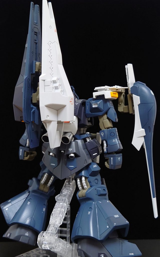 武装装着状態でのフロントショット＋バックショット。バックパックはプリムローズ側に穴を開けて装着できるようにし、肩と腰部の装備は磁石で装着できるようにしています。