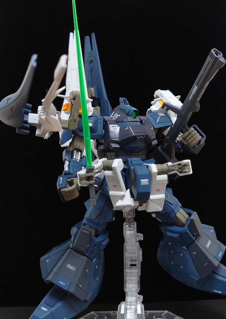 武器を構えてのショット。腰部のアームユニットもちゃんと稼働できるようにしています。今回も拙い作品ですが、ご覧いただきありがとうございました！