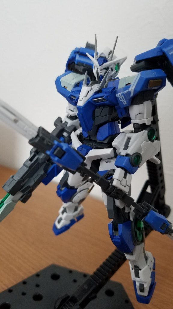 フル装備。やはりOOガンダムは、足先を伸ばしている時がすごく格好いい。そういえば、GNソードとランスの同時持ちのシーンってありましたっけ…?