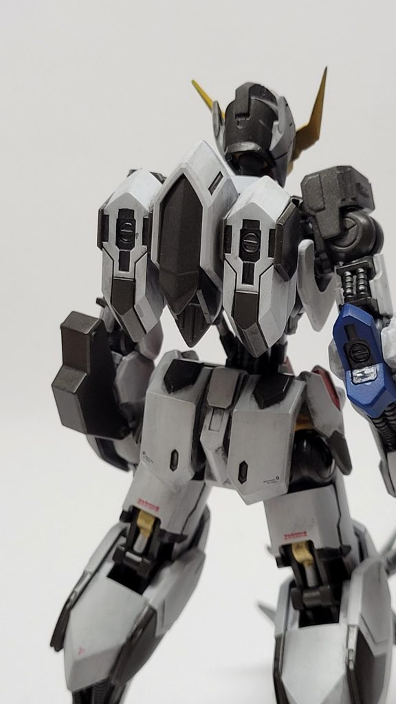 バックパックの穴は、30mmの3mm棒と、MSGのマイナスモールドⅡを接着したもので蓋をしました。足の関節はエナメル塗料のゴールドリーフとクロームシルバーで塗ってみました。