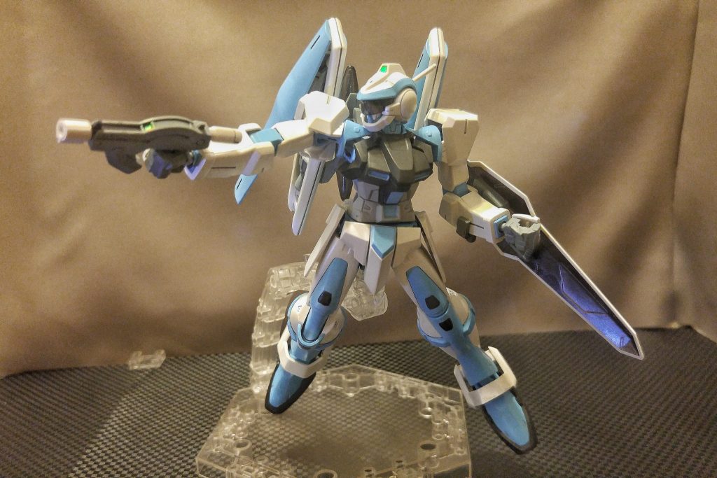 ビームガンで攻撃!使い回しが良さそうな小銃ですね♪シールドの内側ほガンダムマーカーのヘビーガンメタで塗ってみました