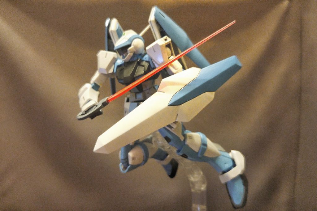 レーザートーチを構えてシビリアンアストレイのサーベルは型が特徴的で面白いです(^-^)持ち手がしっかりしてたりアンテナが付いてたり!