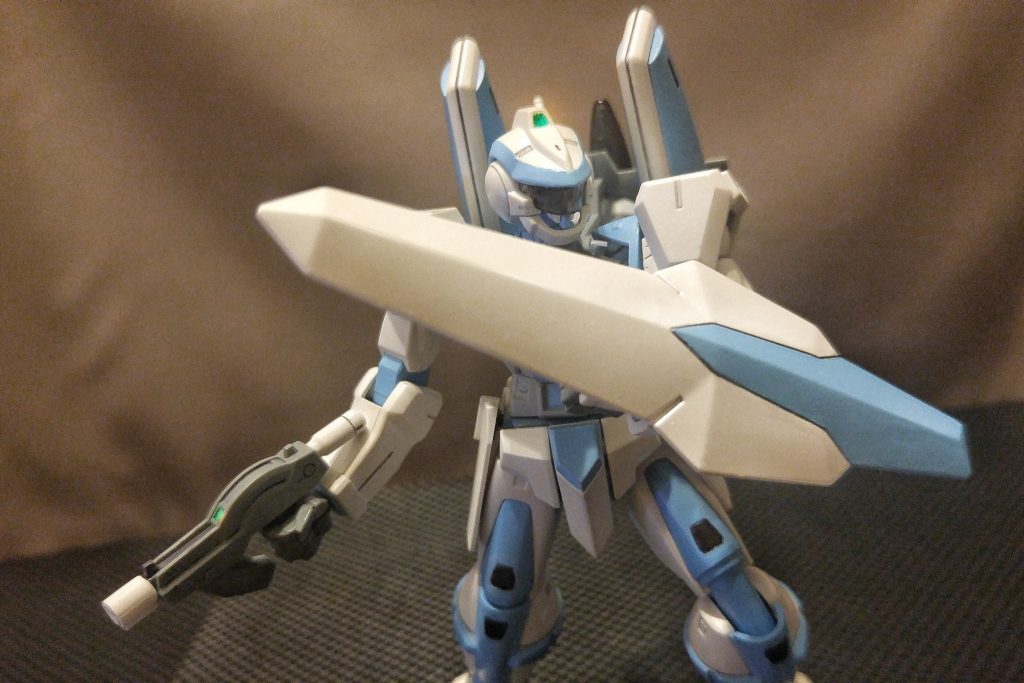 シールドを構えて先の尖ったシールド…真っ白だったものを二色で塗り分けてみました(^-^)