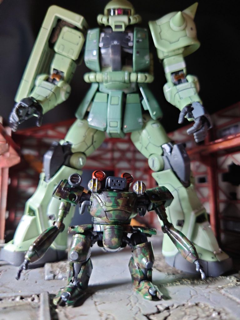 ドラケンくんはHGです(笑) 比較対象で同スケールのザクさんに出演してもらいました。なんか捕まりそうな図ですね〜