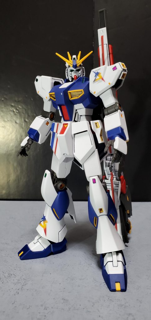 実機は肩と膝に緑とピンクのライトが付けられているためモールドを追加して緑とピンクで塗装しています。また、パーツ裏はジャーマングレーで塗装しています。ほかにちょこちょこ実機に合わせた塗装をしています。