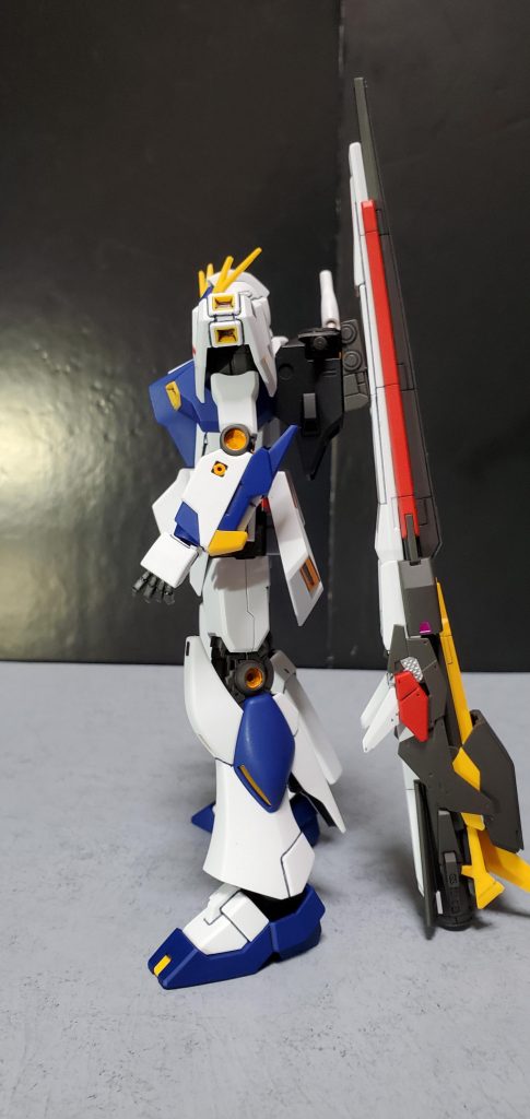 横から。ロングレンジフィン・ファンネルの長大さがよく分かります。