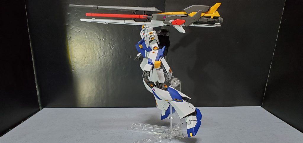 展開したロングレンジフィン・ファンネルを肩に