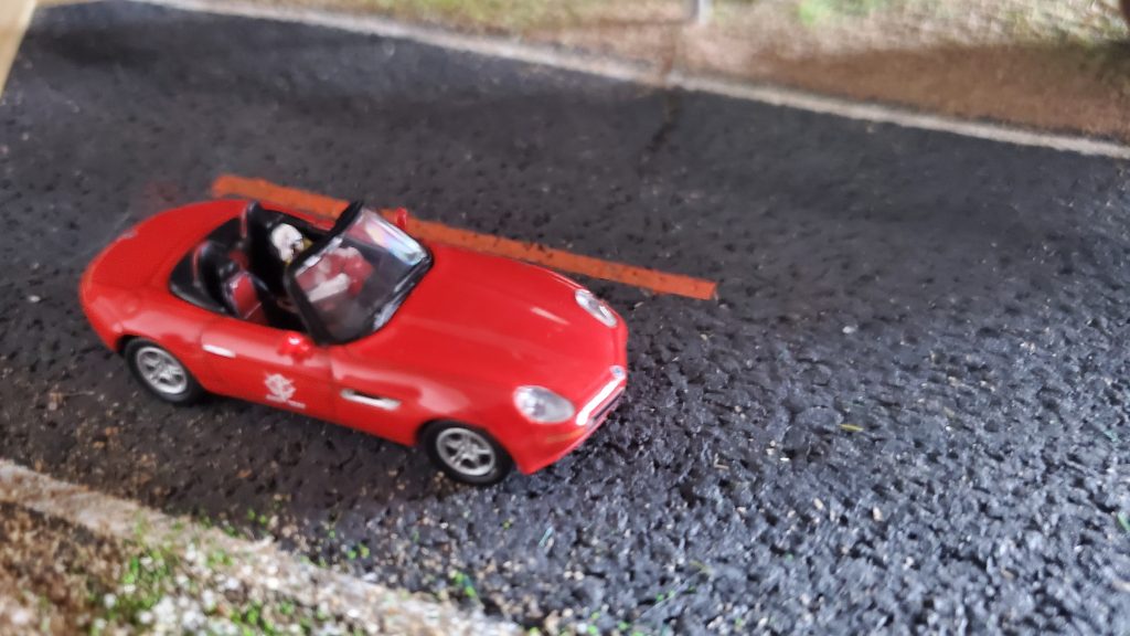 ちなみにシャアののっている車種は、1/87  BMW Z8 cabrio です。