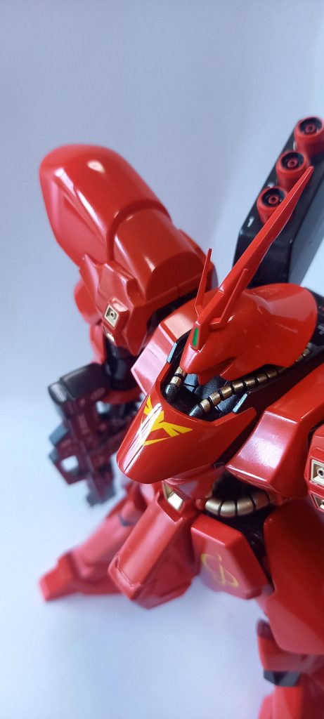 胸のエンブレムデカールは一番研ぎ出しが上手くいった部分です。又ショルダーアーマーのモールドを削りフラット化し少しでも艶を強調できるように仕上げました。