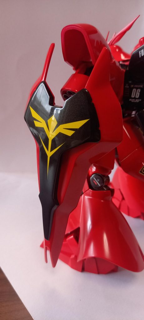 シールドもフラット化、MGのデカールを使用してます。少しデカールの段差が残っていますがビジュアルとしては満足してます。
