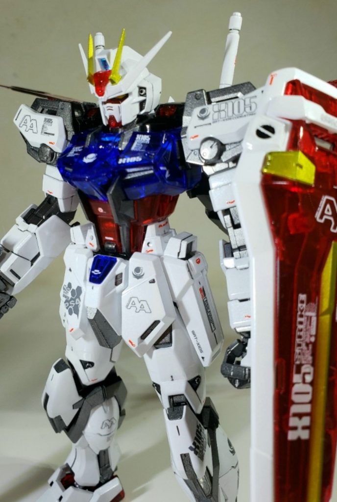 白部分はパールホワイトだけどムラ？が多くてカッコ悪い感じなのでクールホワイトの上からホワイトパールで塗装してパール調仕上げ。クリアイエロー部分も組み立てた時に透けすぎてて存在感なくなるのでメタルイエローで塗装。エールストライカーのスモーク部分もクリアーレッドを引き立てるためにウィノーブラックで塗装。クリアーレッド部分はクリアルーシュで塗装。クリアーブルー部分もクリアーブルーで塗装。折角の限定クリアカラーなのでそれを活かした 仕上げにしてみます。武器関節等はABS製なので水性ホビーカラーの黒鉄色にシルバーを足してライトガンメタ風に調色して塗装。仕上げの光沢クリアも水性ホビーカラーを使用しました