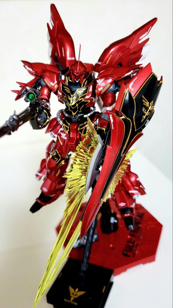 成型色がグロスインジェクションなので元々艶がありますが、暗めの赤にしたかったので黒下地からのメタリックレッドです。アクションベースシナンジュverも同色化。