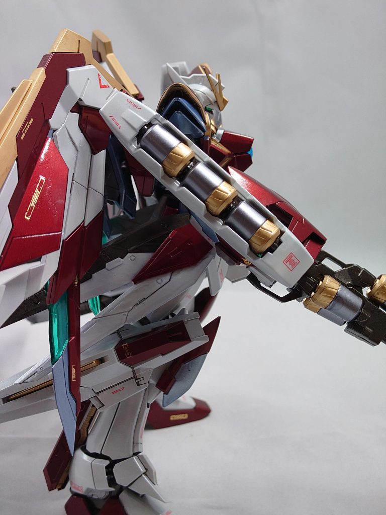 サイドショット。今更ですがベヌウはエジプト神話での火の鳥です。赤と金の羽を持つ青鷺らしいですよ。作ってから名前をつけてます。