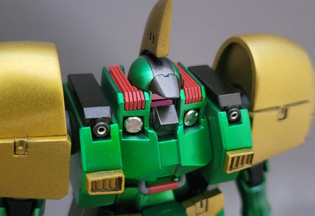 もともと増加パーツに埋ったデザインの頭部はキットのままだと頭頂が高すぎたので、底を1ミリ削り込んでます。