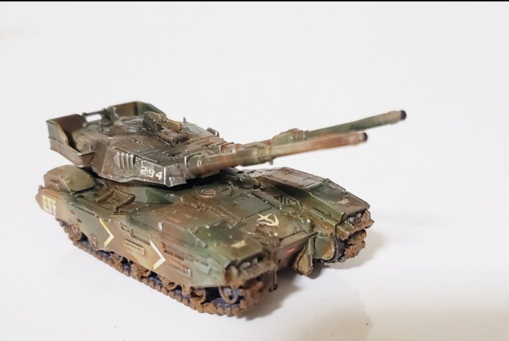 鬼ディテールの61式戦車。木甲板色+暗緑色+ウッドブラウンで迷彩にしてみました。ウェザリングはザクII同様の工程で作業、履帯にたっぷりと泥汚れを付けてみました。