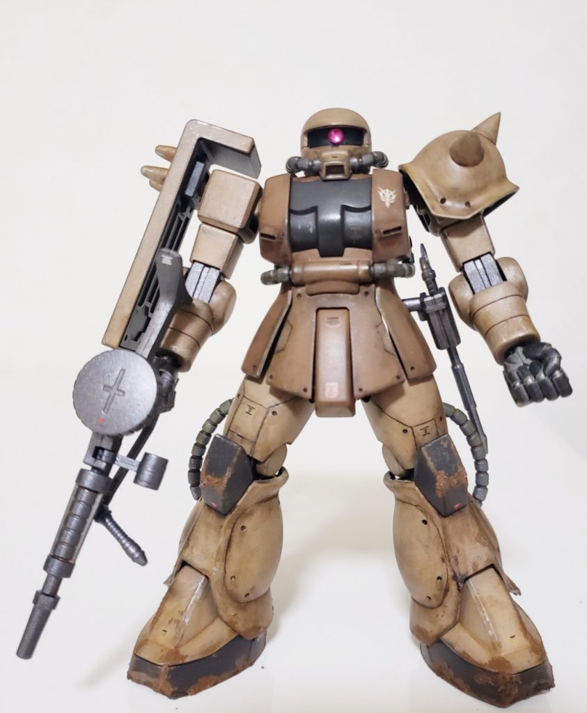 第08MS小隊のトップ小隊デル軍曹機として作成。筋彫りや穴あけ後にサフ吹き。木甲板色、ウッドブラウン、ダークグレイ+ブラックを充電式エアブラシで塗装しました。付属のデカール+αを貼り付けて艶消しトップコート。Mrウェザリングカラーのグランドブラウンでウォッシング。エナメルシルバーでドライブラシ。ウェザリングマスターやモデリングペーストで泥汚れを追加。Mrウェザリングカラーのラストオレンジで錆汚れ追加。