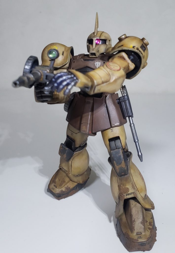 古いキットなのに肩の引き出し機構があるのでザクマシンガンの両手持ちも楽勝です^^