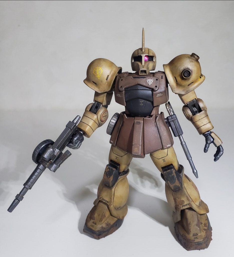 劇中再現のために①プラ板で胸の装甲を追加②右肩のショルダーアーマーに丸モールド追加フロントアーマーの予備マガジンはオミット。設定とは違うけど左肩にショルダーアーマー追加。脚部に筋彫り追加。塗装はタミヤカラーアクリルを充電式エアブラシ①木甲板色②NATOブラウン+木甲板色で調色③ダークグレイ+ブラックで調色ミリタリー系のカラーは艶消しなのでシルバリング対策で光沢トップコートしてから水転写デカール貼り付け。艶消しトップコート後にステインブラウンでウォッシングしてみたけど薄すぎたので、グランドブラウンでやり直してます。