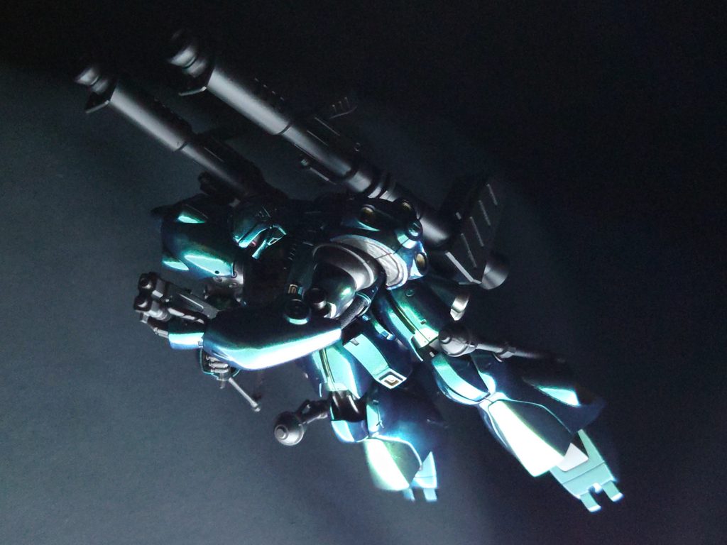 かなり前に作成したもので、破損したり部品欠だったり、筆塗りも大雑把だったので分解修正しました。カラーはクレオスのターコイズグリーンとトルマリングリーンで、ベースはサーフェーサー1500ブラックのみだったり( ̄▽ ̄;) クリアーを何度か塗り、仕上げにコンパウンドで磨いてます。塗装自体は一日で完了で、仕上げにもう一日ですね。あまり乾燥してるとは言えませんね〜 しかし、思いのほか綺麗に仕上がってくれました。以下強襲シーン↓