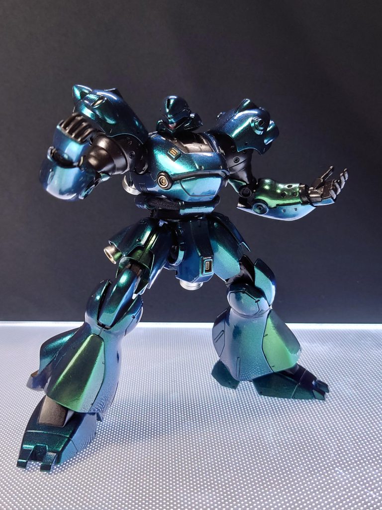 格闘も出来そう……な感じですが、なんせ強襲用。火器(実弾メイン)を撃ち終わったら即離脱が戦法。ジェネレーターはほぼ推力に振ってあるので、ビーム兵器はサーベルのみ。てか、離脱しながら切るのかね。いや、出力低下するから使えないのか……装甲も限界まで軽量化してあり、フレーム強度があってもガワが薄いのだから、殴る蹴るなんてしたらベコベコなんだろうな。でも、かっこいいのですヽ(´▽`)/