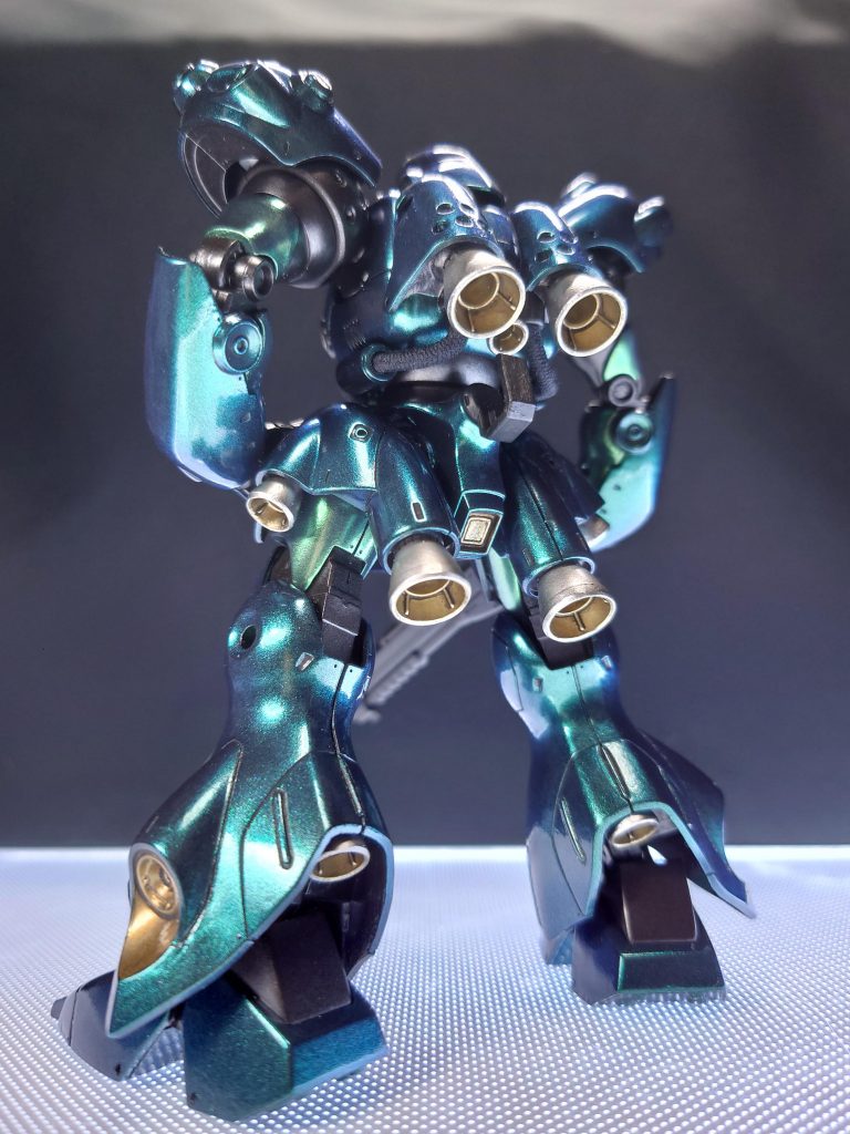 スラスターはチタンシルバーとゴールドで、全体のメタリックに合わせてみました。メイン以外の装甲と関節はメタルブラックで、武装はマットブラックでまとめてあります。