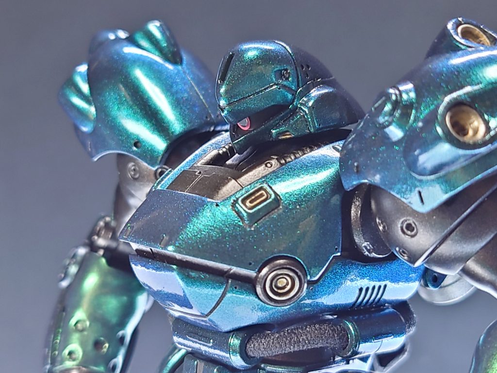 ワンポイントで、胴体のエネルギーチューブは髪ゴムに変更してます。たまたま見つけた素材ですが、スケール感がグッドでした。