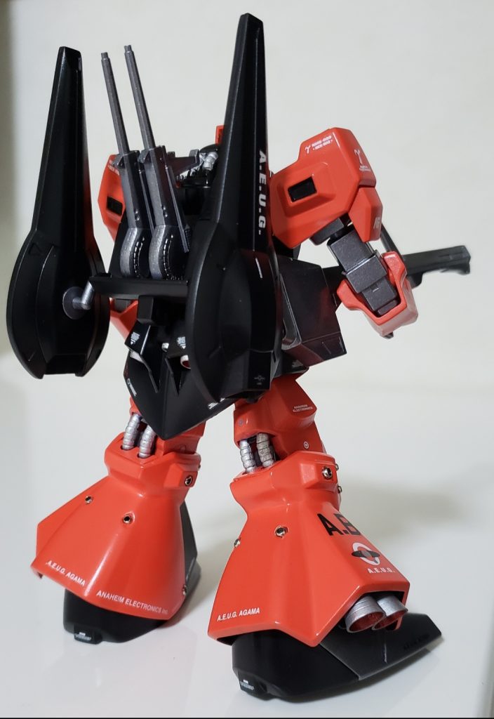 脚部にはバーニア4基追加。各所丸モールドには3mmカシメ玉を埋め込んでます。HGNo.33と初期キットなので頭、肩、腕、太腿、脹脛と合わせ目だらけですね^^;