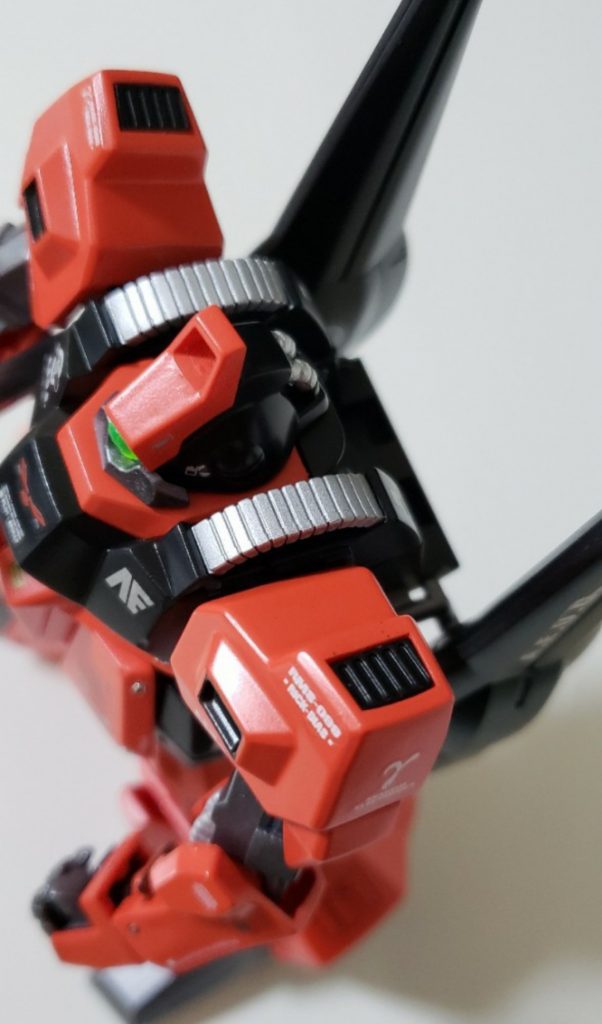 肩上の窪み内の合わせ目は削るのが大変なので角モールド埋め込みでごまかしてます。