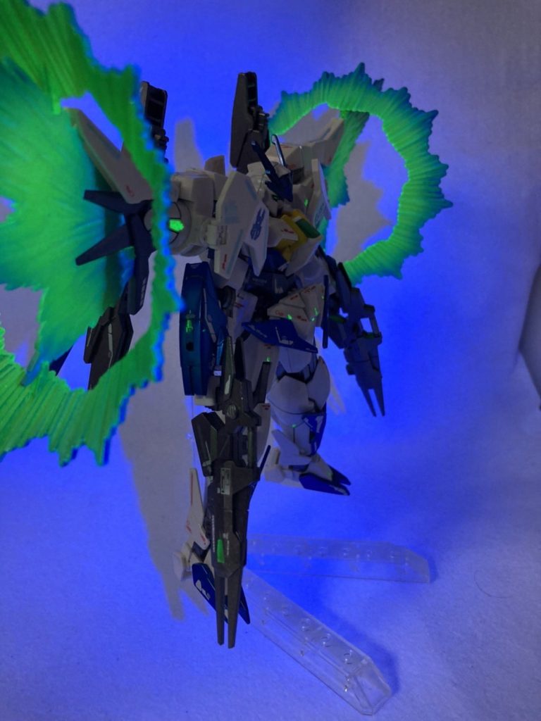 ブルーライトで照らすと黄緑の部分が光ります！