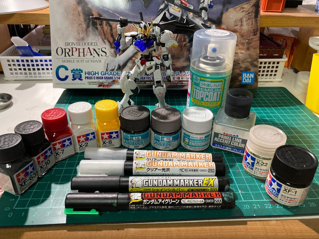 今回使った塗料たち。ガンダムマーカーのクリヤーが実はアルコール系では無く水性だったという事実!塗料皿に出して筆塗りする事によって、部分的にツヤ消したりあるいはツヤ出す要員としてかなり使えるヤツだという気付きが今回の収穫でした。このバルバトスはクリアパーツをツヤ出しして、その他の部位はクリアパーツを際立たせるためにツヤ消ししてます。で、前述のガンダムマーカーが大活躍したという次第です。