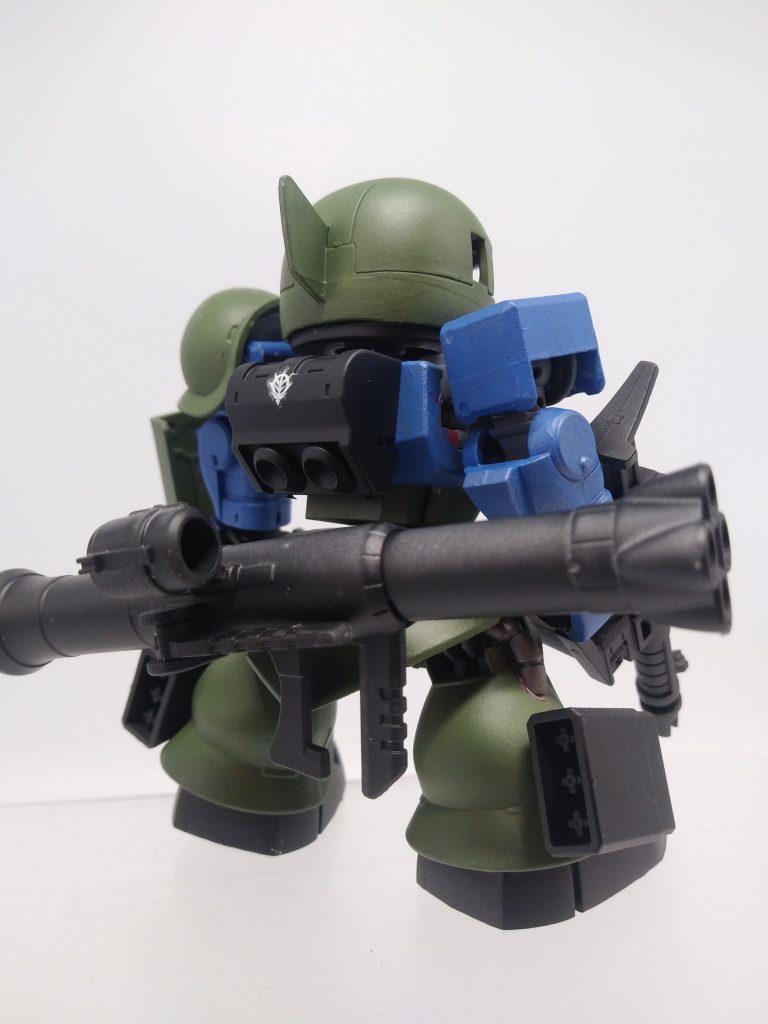 腰から下がシャアザクさんなのでバズーカも持てます。武器がもりもり