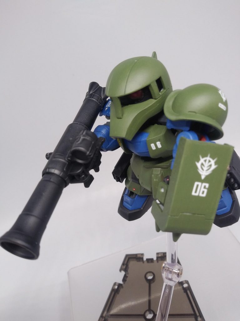 おててがうまく回らなくて出来ませんでしたが、ちゃんと両手でもって狙い打ちみたいなポーズもとれます。