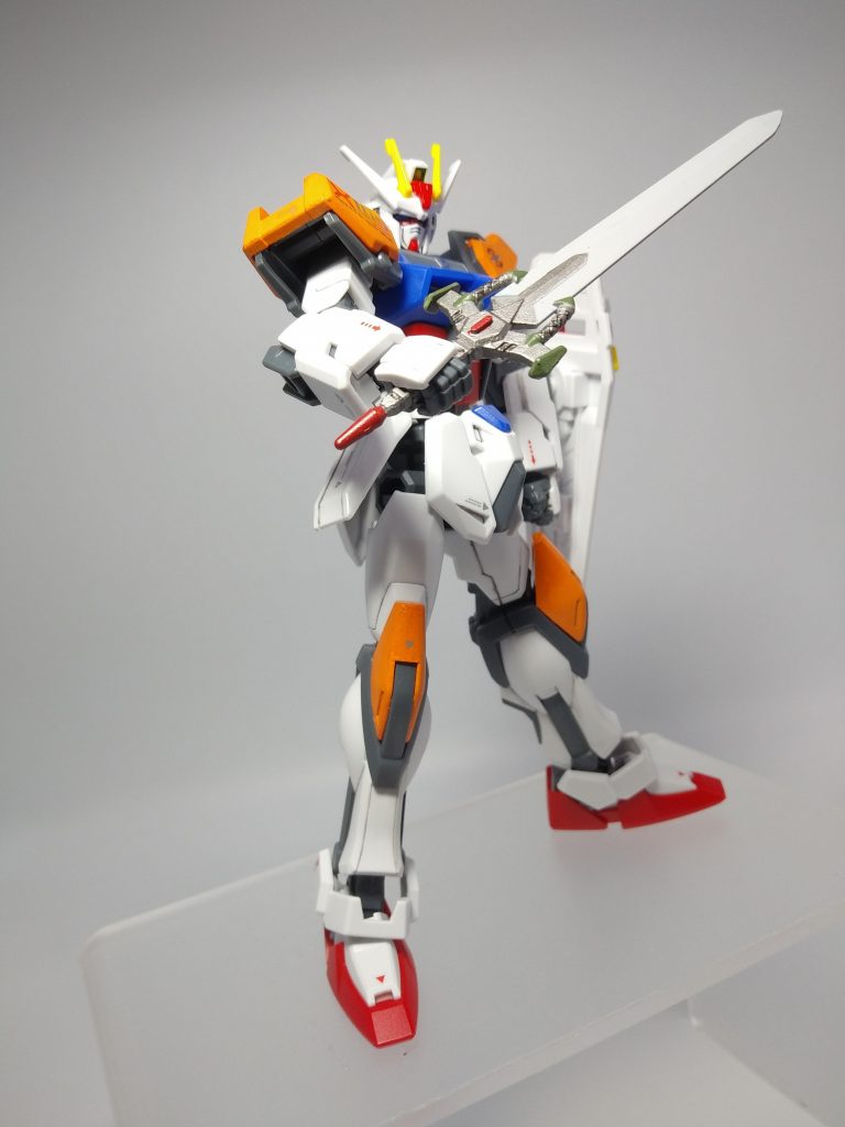 ライフルだけじゃ少し寂しいなと考えてたら、ジン=ハイマニューバの剣はどうかという神のお告げがあったので持たせてみました。かっこよかった。(成形色はグリーン一色だったので地味に塗り分け大変でした)