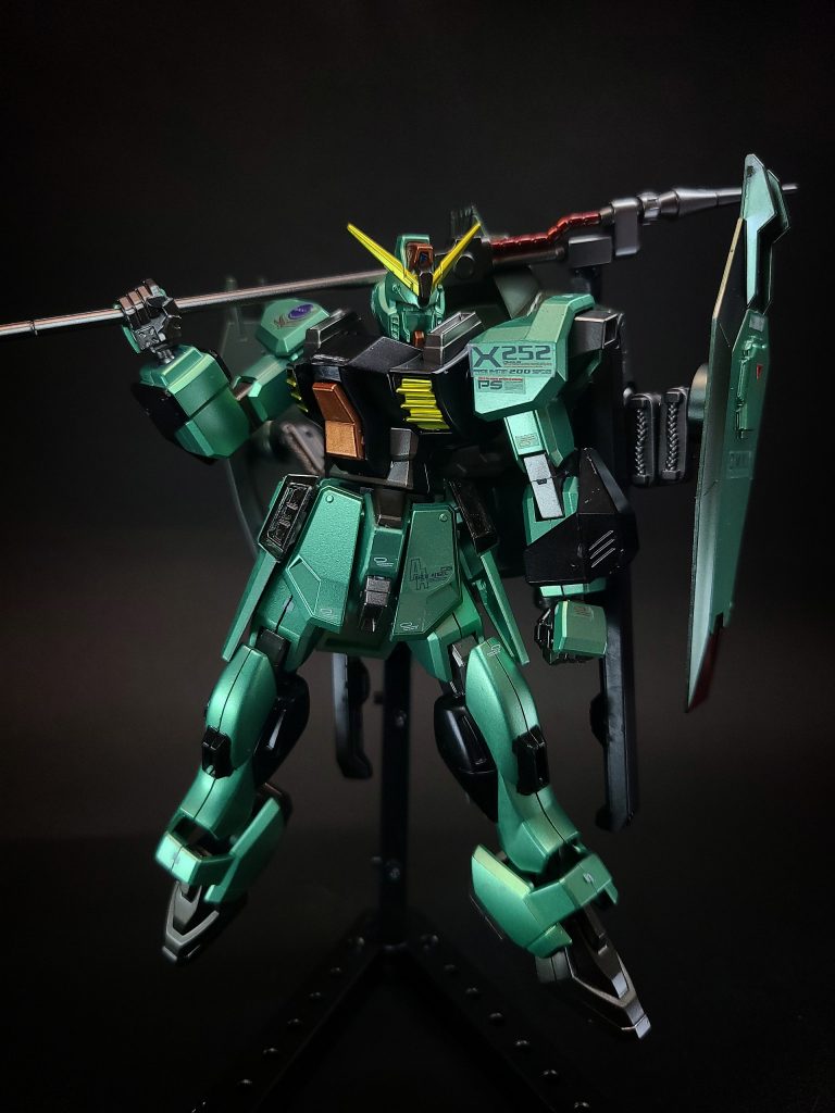 特殊機能トランスフェイズ装甲フェイズシフト装甲の改良型。バイタルパート周辺部の通常装甲の内側にフェイズシフト装甲を備え、着弾時にのみ相転移するようになっている。これによってエネルギー消費を大幅に抑える事に成功している。表面は通常装甲のためフェイズシフトダウンが敵に露呈することも防いでいる。