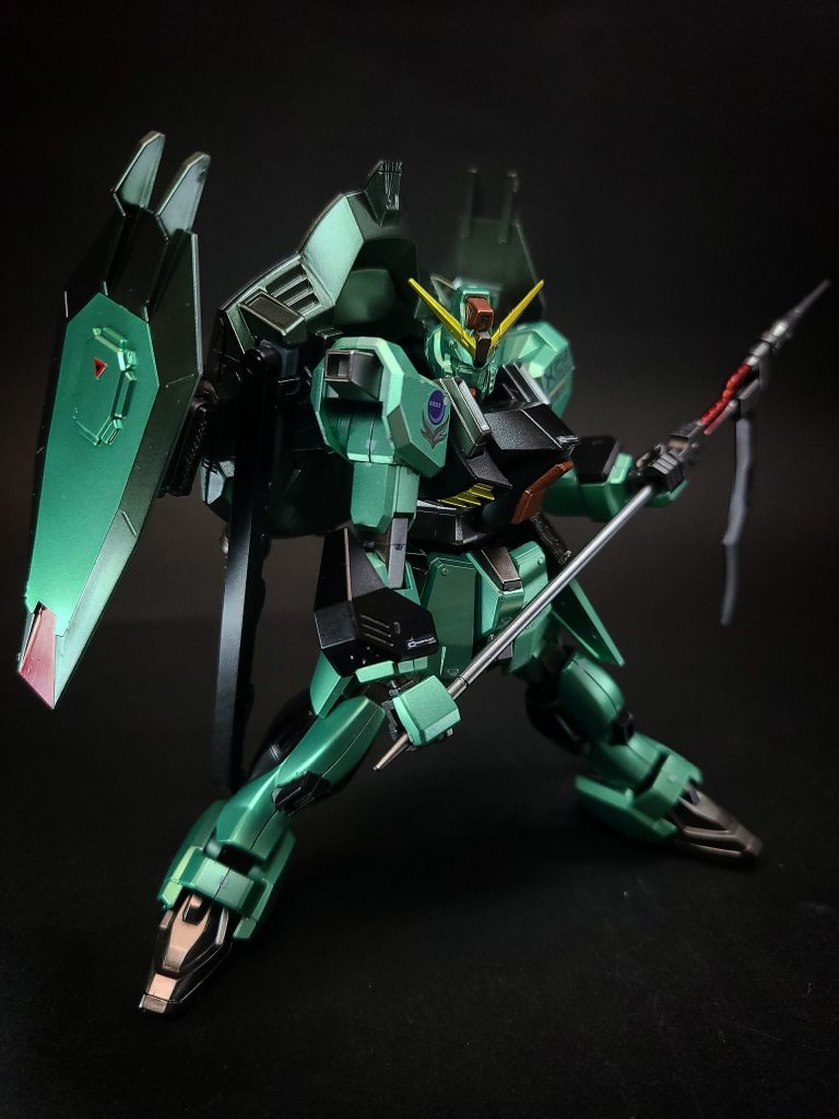 75mm対空自動バルカン砲塔システム「イーゲルシュテルン」頭部に左右一対2門内蔵されている近接防御機関砲。ストライク等と同様の武装。115mm機関砲「アルムフォイヤー」両腕部に2門内蔵されている重機関砲。固定火器のため他の武装を携行しつつ使用可能。近接戦用制圧兵器で、PS装甲を持たない機体であれば充分撃破可能な威力を持つ。「アルム」と「フォイヤー」はそれぞれドイツ語で「腕」と「火」を意味する。