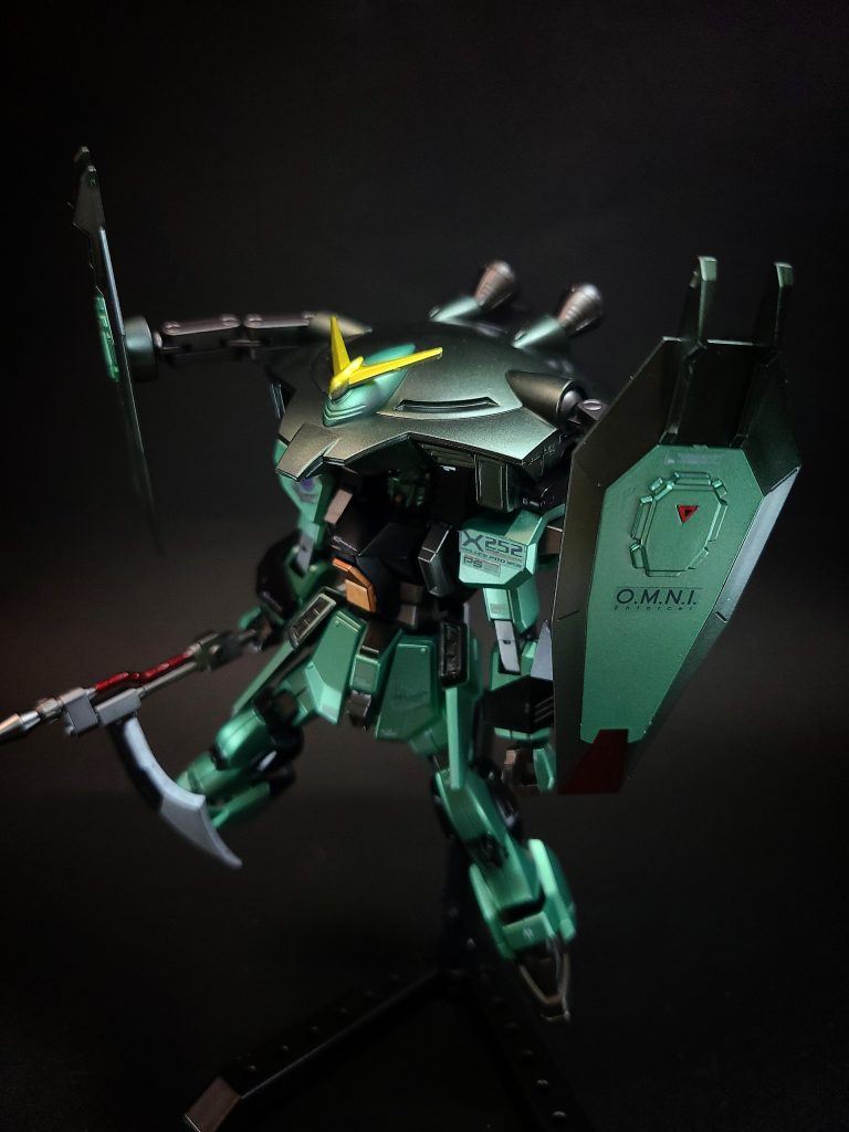 エネルギー偏向装甲「ゲシュマイディッヒ・パンツァー」ブリッツが搭載していたステルスシステム「ミラージュコロイド」の原理を応用した対ビーム防御システム。背部ユニットに装備されており、磁場を発生させてビームの軌道を偏向し、自機への直撃を避けるというもの。ランチャーストライクのアグニやフリーダムのバラエーナといった高出力ビームすら容易に偏向可能。しかし至近距離からのビームは曲げられず、ビームサーベルのような接近戦用武装への効果は限定される。さらに実弾兵器にも効果を発揮しないが、TP装甲を持つ本機では問題にならない。使用時に大量の電力を消費するが、新型の大容量ジェネレーターやTP装甲の採用による省電力化により、実用的な稼働時間が確保されている。