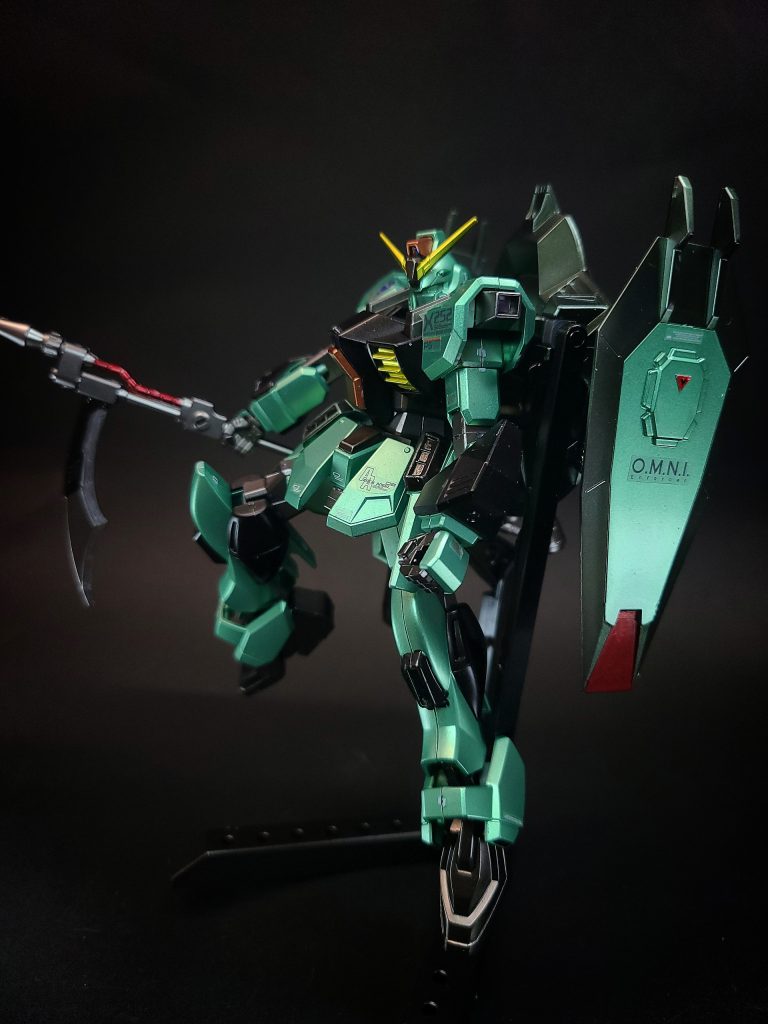 重刎首鎌じゅうふんしゅれん 「ニーズヘグ」格闘戦用の巨大実体鎌。先端にはスピアも備える。鎌の刀身にはグレイブヤードからもたらされた特殊精錬技術が用いられているとされる。実体刃故PS装甲には通用しないが、通常装甲には高い切れ味を発揮し、戦艦の艦橋をも容易に切断する威力を持つ。「ニーズヘグ」の名は「北欧神話」に登場する蛇に由来する。