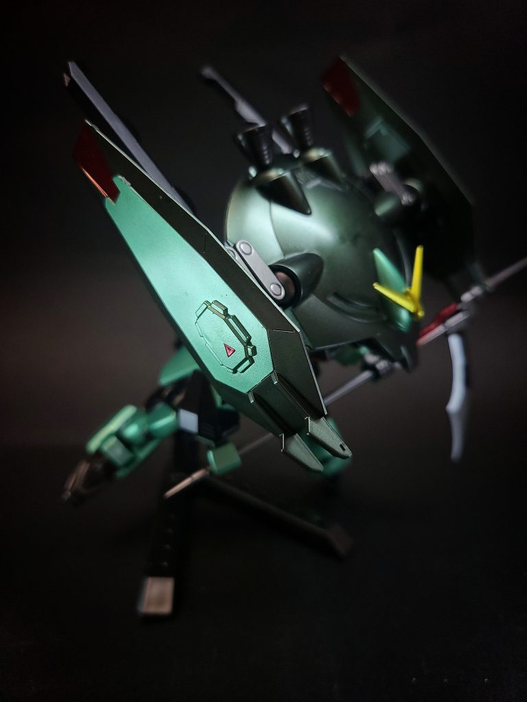 誘導プラズマ砲「フレスベルグ」バックパック先端中央部に内蔵されている高出力ビーム砲。強襲形態で使用される武装で、エクツァーンの砲身の内側に備えられた誘導装置の磁場干渉によりビームの軌道を偏向することが可能。これにより敵機の回避運動の見切りを誤らせ、意表を突くこと形で攻撃する。「フレスベルグ」の名は「北欧神話」に登場する鷲の姿をした巨人に由来する。