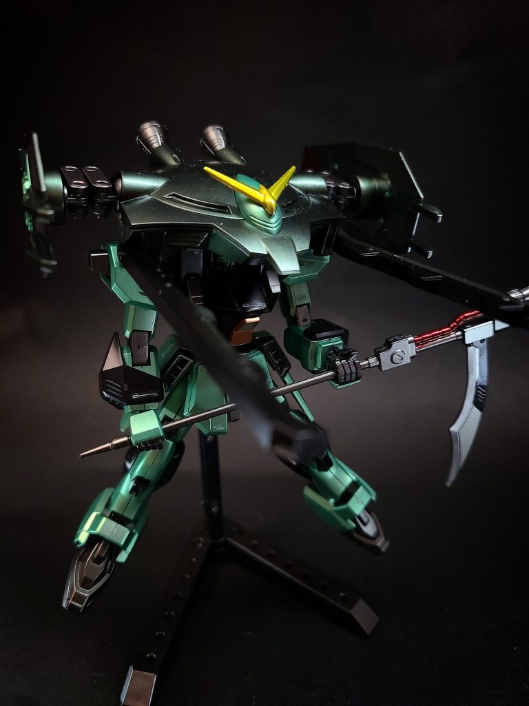 88mmレールガン「エクツァーン」バックパック両脇に2門装備されているレールガン。同じく強襲形態で使用される武装で、長砲身で弾頭の初速を高めることで口径の割に高い威力を持たせている。砲身の内側にはゲシュマイディッヒ・パンツァーの技術を応用した誘導装置が備わっている。「エクツァーン」はドイツ語で「犬歯」の意味を持つ。