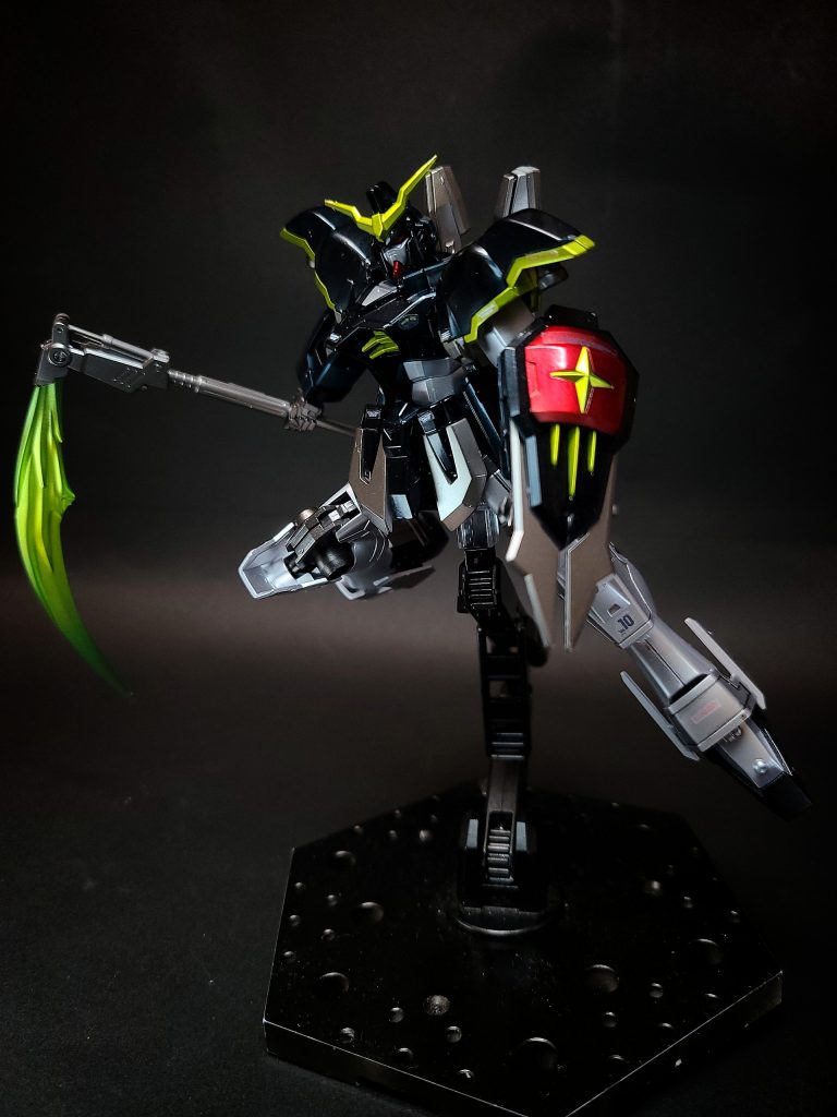 武装ビームサイズ巨大な鎌のような接近戦用ビーム兵器。一薙ぎで複数の敵機を撃破し、ビーム発生器の角度を変えることで槍としても使用可能[2]。ガンダムが装備するビーム兵器は、ガンダニュウム合金の採用によってデバイスの耐久度が向上するとともにビームと空間の間に電離領域と電磁界を発生させる特性を有しており[3]、水中でもいっさい減衰しないほどの高出力を発揮する[3]。非使用時は柄が短縮化し、腰部背面のラックに懸架される[2]。EW版では柄が杖のような非直線デザインに変更され、ビーム刃の角度調節機構及び柄の伸縮機構は存在しない。非使用時は短縮しないままバックパックに背負うように懸架される。