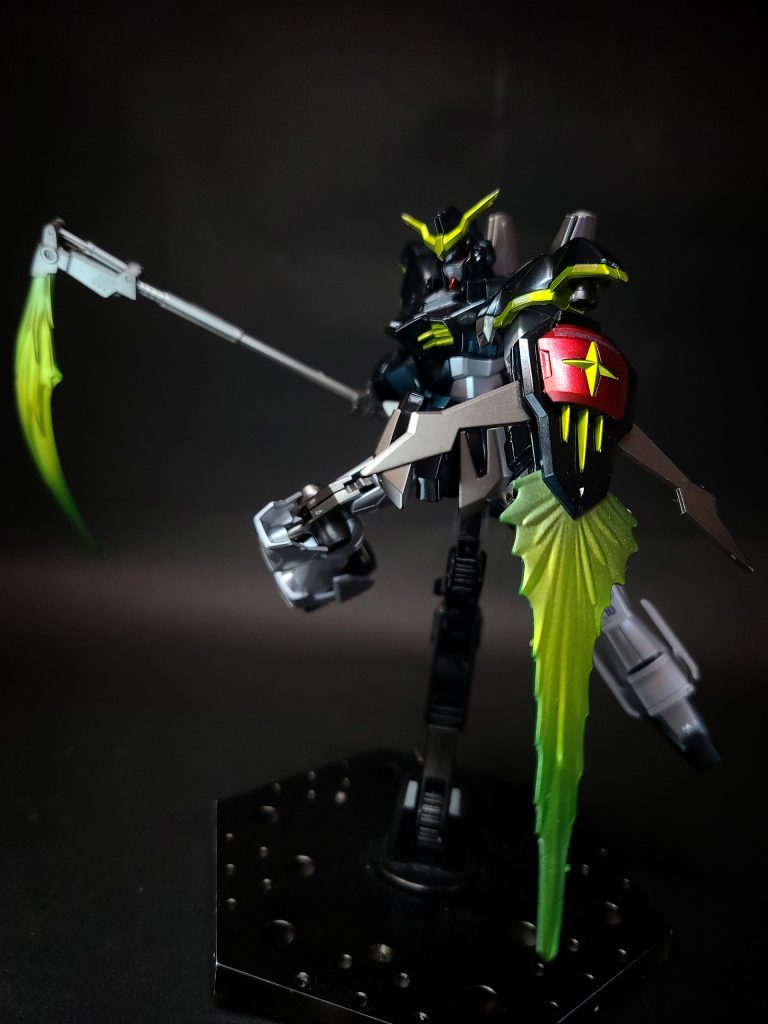 バスターシールド左腕に装備された防御装備。先端の開閉式クローで敵機を挟み込み、中央から発生するビームで撃破する[5]ほか、シールド自体を射出することもできる