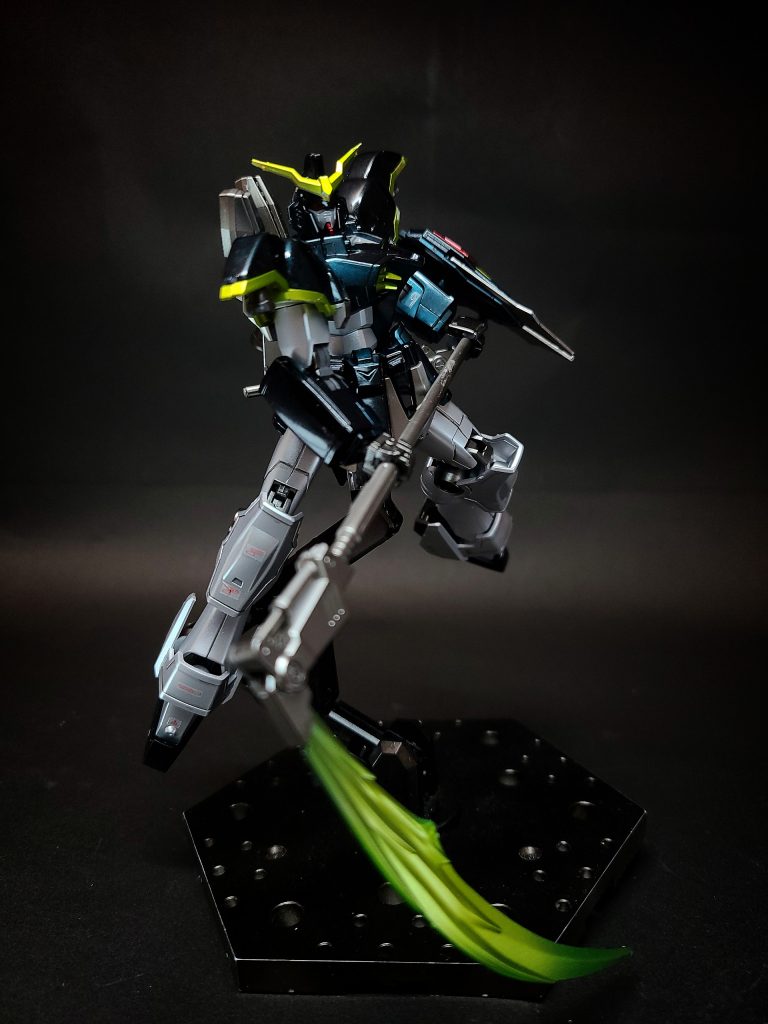 劇中での活躍地球に降下後はハワードのサルベージ船を拠点に活動をおこない、連合やOZの部隊を圧倒する。その一方、ヒイロ・ユイの手でウイングガンダムと共に海中に沈められたり、ウイングガンダムの修理用にパーツを抜き取られたりする。