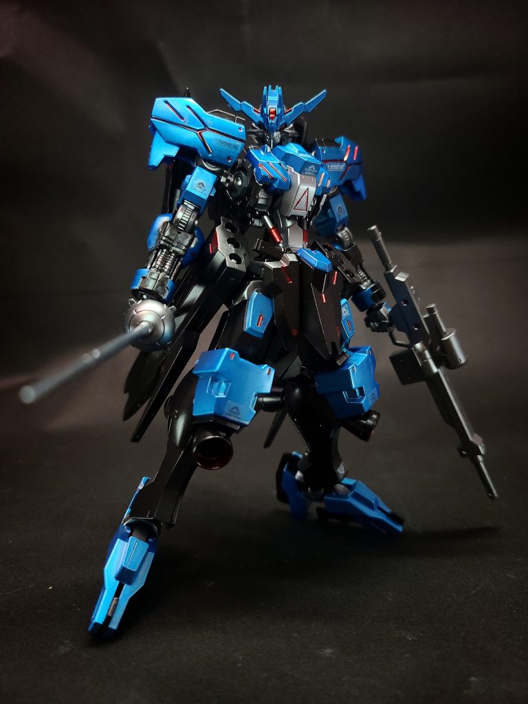 一連の経緯によりその存在はギャラルホルン内部でも最高機密とされ、詳細はラスタル・エリオンを始めとするごく一部の人間しか知らない[301]。武装は、刀身を切り離して炸裂弾としても使用できる「バーストサーベル」、試験型の110mmライフル1挺、フロントスカートに収納される近距離用ハンドガン2挺、つま先とかかとの格闘用ブレード「ハンターエッジ」。両腰のバインダーにはサーベルの予備刀身が片方3本ずつ収納され、引き抜く際はバインダー自体が後方にスライドすることで円滑な抜刀を可能としている