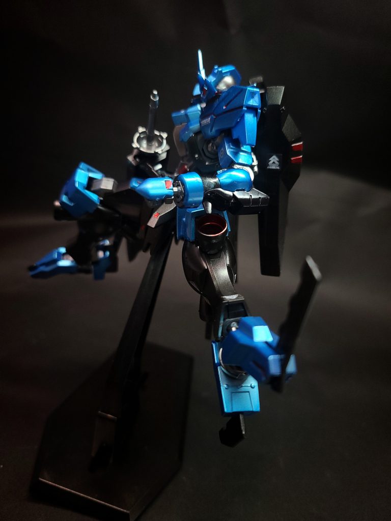 ヴィダール用ハンドガンフロントスカートに2挺収納されている専用ハンドガン。取り回しを重視したコンパクトな武装で、基本的に接近時の牽制に用いられるが、2挺同時使用時の集中砲火により火力不足を補うことも可能。