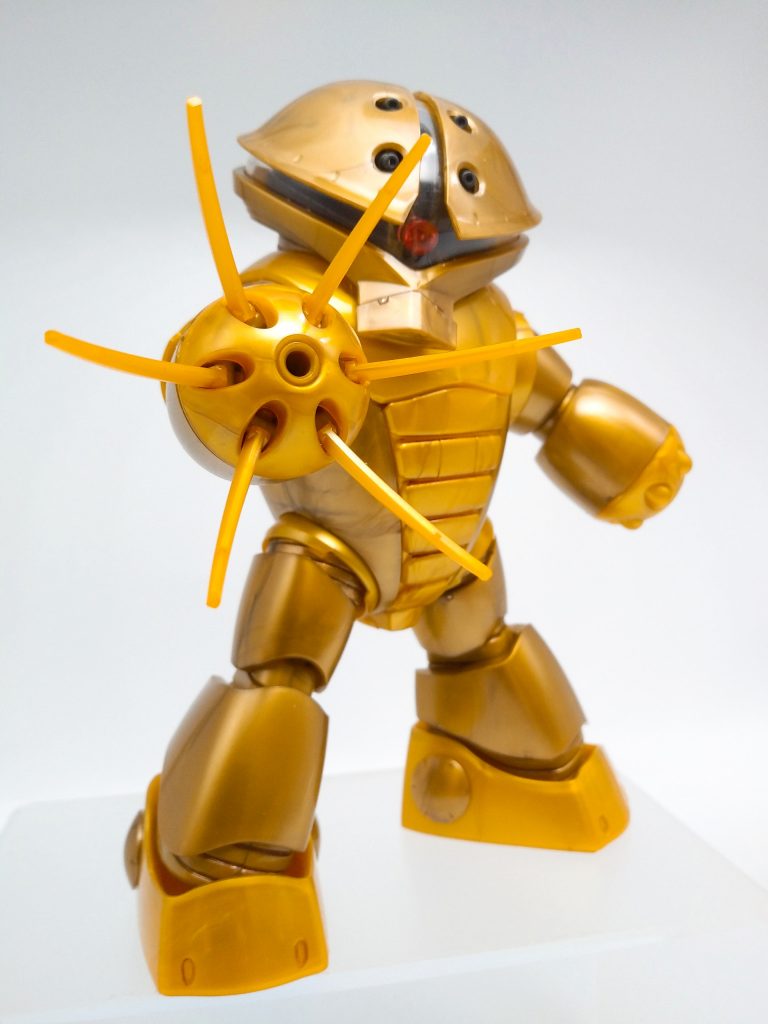 何体も組んでるだけあってほかのプラモに比べて組むのが早かった...笑キットの構成等は普通のHGと同じですが、なんといっても元からパーツがきんぴか！開けた瞬間におぉ...と謎の声をあげてしまった...笑光沢のあるパーツなので適当に切り離したら跡残るかな、と若干びくびくしながらでしたが意外にも癖はなく、跡もそこまで目立たないように思いました。ほんと可愛いなあ...笑 