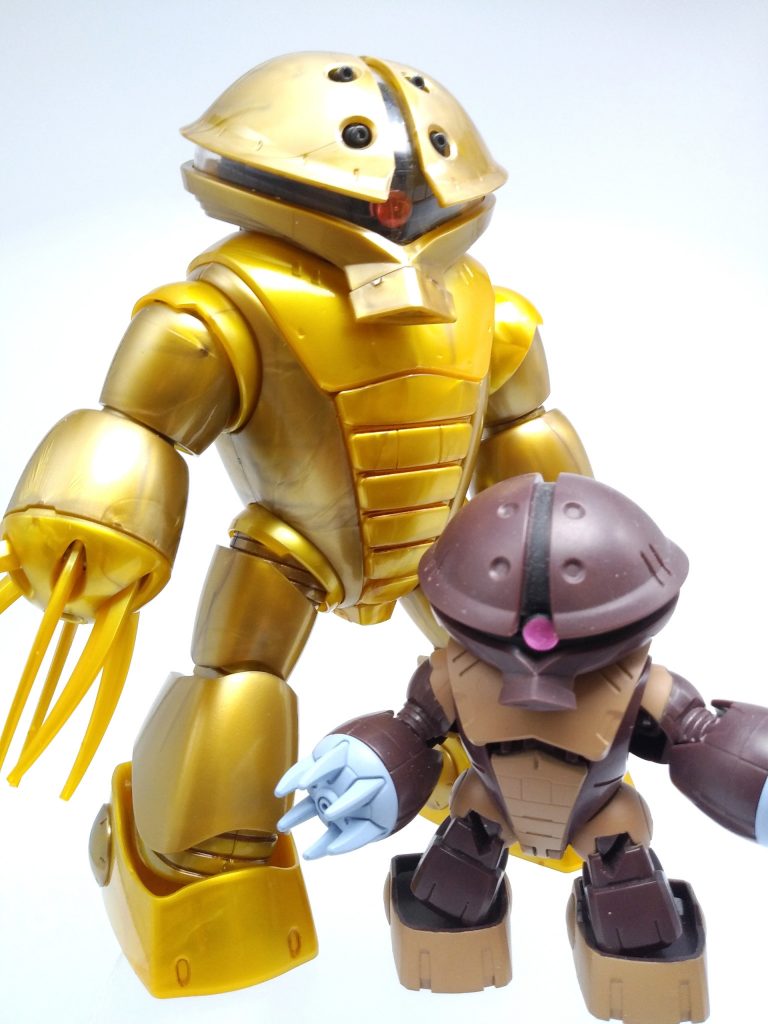 比較してもかわいい笑足りない所とか組んで違和感あればいつものように部分塗りを考えていましたが、リアルタッチペンの墨入れと光沢スプレーで充分やなということで至ってシンプルに出来上がりました。でもすごい気に入りました。(小学生のような文面)余談その①　比較の小さなアッガイちゃんはマイクロウォーズです。中にちゃんとアカハナさんが乗っています。余談その②　そろそろうちのアッガイ棚がいっぱいになりそうです。