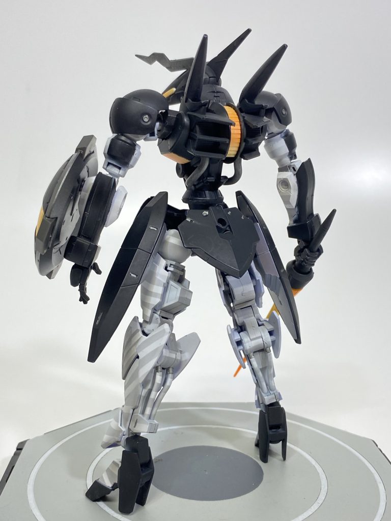 前後から 頭部と腰、胴体延長以外は無改造カラーリング変更のみです。