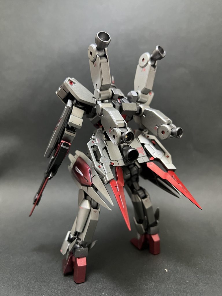 前後写真。クロスボーンガンダムX-0をモチーフにしたので、スラスターはX字にしカラーリングも近づけてみました。今回はそのままでも充分そうなので、トップコートは吹いてません。全体に下地Cサーフェーサー1500ブラックを塗装後、
全身シルバー:Cスーパークロームシルバー2→Gクリアーブラック頭部等の薄赤:GXメタルブラッディレッド
武器赤:GXメタルレッド→Gクリアーレッド部分塗装赤:ガンダムマーカーEXロイヤルメタレッド
ライフル黒:C黒鉄色→Gクリアーブラック
スラスター等シルバー:Gスターブライトジュラルミン
関節等:Gスターブライトアイアン
※C…クレオス
 G…ガイアノーツ